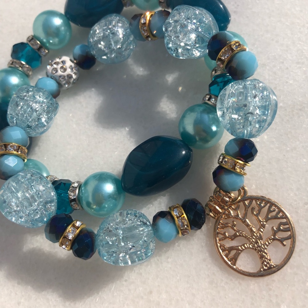 Beautiful lightweight blue beaded bracelets.  Fun and pretty bracelets. - Picture 6 of 9